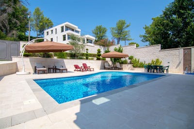 /international/me/tivat-tivat-310107534472/