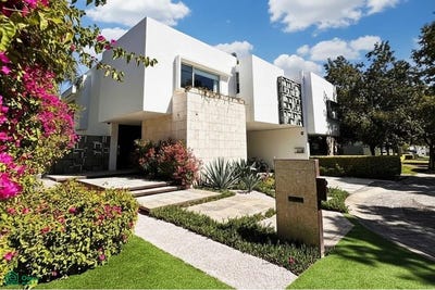 /international/mx/paseo-san-arturo-sur-705-valle-real-zapopan-jalisco-zapopan-jalisco-310108432554/
