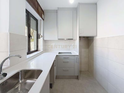 /international/pt/avenida-da-independencia-nacional-4-r-chao-esq-nazare-leiria-310108668700/