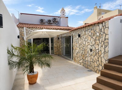 /international/pt/largo-25-de-abril-22-8365-204-pera-portugal-alcantarilha-faro-310108726000/
