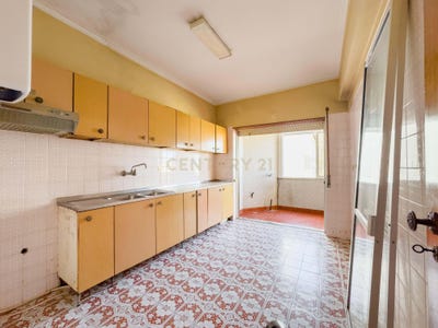 /international/pt/rua-luis-de-queiros-20-almada-portugal-almada-setubal-municipality-310108894859/?lang=it