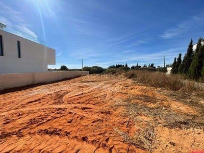/international/pt/rua-da-encosta-dourada-pera-portugal-alcantarilha-faro-310103245251/