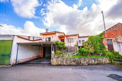 /international/pt/rua-das-escolas-velhas-12-vermelha-portugal-vermelha-lisbon-310107643065/