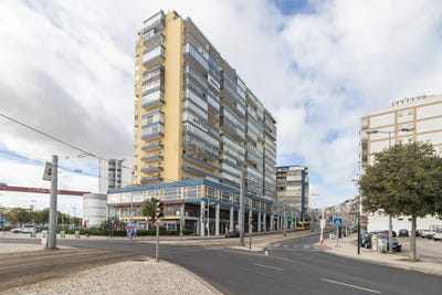 /international/pt/avenida-25-de-abril-de-1974-almada-portugal-almada-setubal-municipality-310105179318/