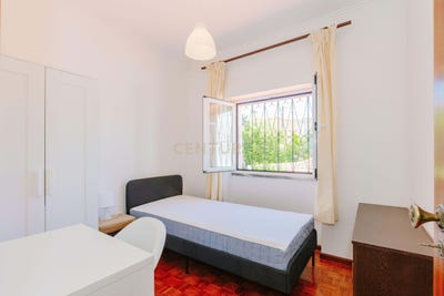 /international/pt/rua-6-no12-lisboa-portugal-benfica-lisbon-310108809309/