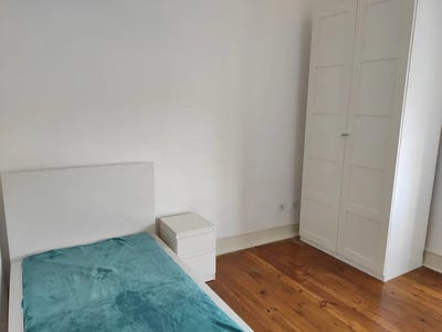/international/pt/praca-25-de-abril-amadora-lisbon-310093854812/