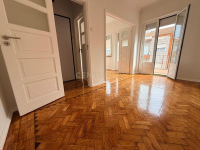 /international/pt/rua-luis-de-camoes-alges-lisbon-310105967570/