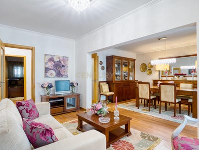 /international/pt/rua-sub-vila-35-nazare-portugal-nazare-leiria-310099464171/