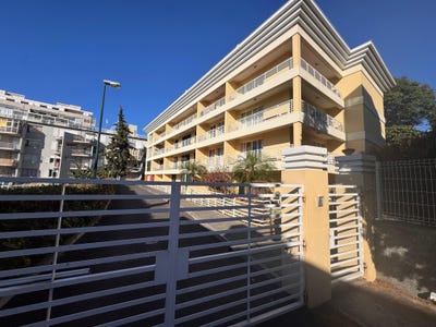 /international/pt/rua-da-casa-branca-15-edificio-casablanca-i-bloco-b-3-ºz-ilha-da-madeira-madeira-310105760788/
