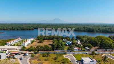 /international/sv/golden-lake-amatecampo-la-paz-amatecampo-la-paz-department-310108329921/
