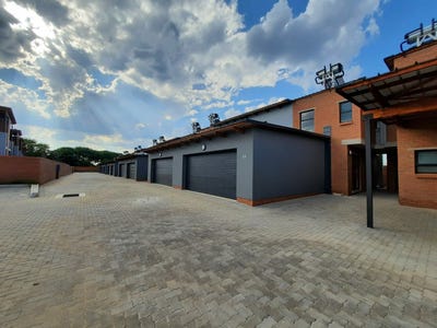/international/za/3rd-road-385-unit-58-sinoville-gauteng-310108526559/
