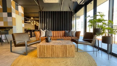 /international/za/stellenbosch-central-western-cape-310108517352/