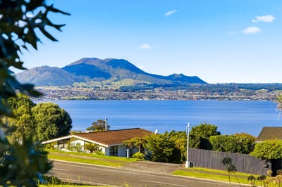 /international/nz/wakeman-road-acacia-bay-waikato-320107619910/