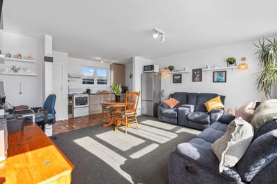 /international/nz/apu-crescent-lyall-bay-gisborne-320107812137/