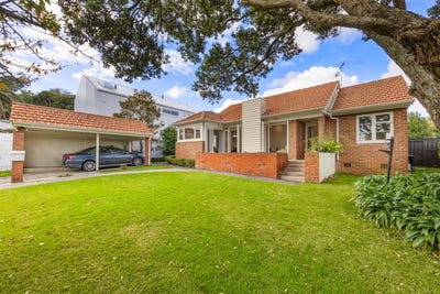 /international/nz/queensway-three-kings-auckland-320108485596/