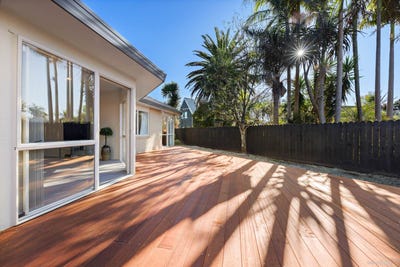 /international/nz/bay-street-red-beach-auckland-320100287706/