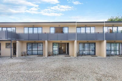 /international/nz/macpherson-street-wanaka-otago-320107246945/