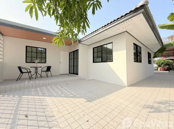 Charoenchang Pharmacy, Rat Uthit Road, Saen Saep, Min Buri, Bangkok, 10510 Thailand, Min Buri, 