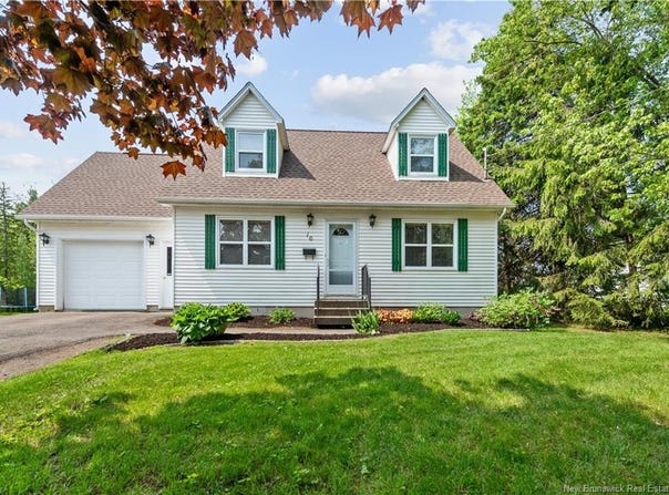 16 Woodlawn Avenue, Moncton, NB E1E 2J9