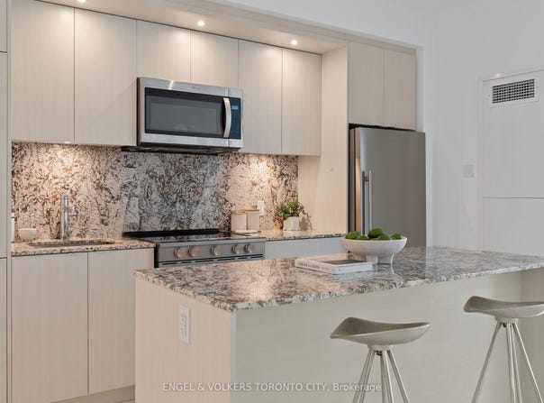 30 Inn On The Park Drive 221, Toronto, ON M3C 0P7