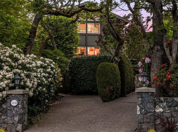 3250 Norfolk Rd, Oak Bay, BC V8R 6H4