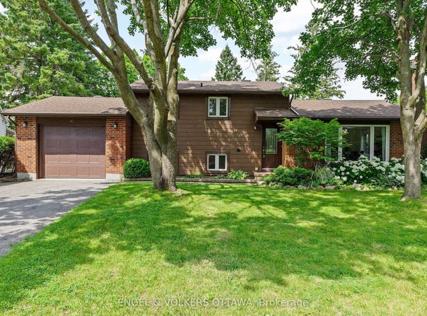 31 Assiniboine Drive, Cityview - Parkwoods Hills - Rideau Shore, ON K2E 5R8