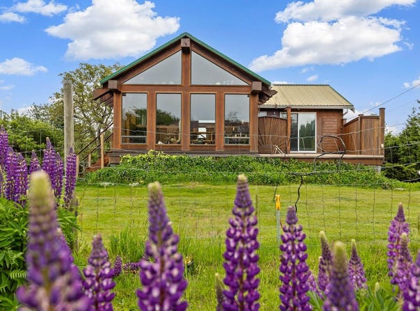 818 Knight Rd, Comox, BC V9M 3T2