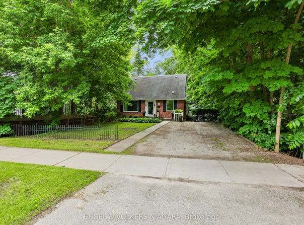 109 Centre Street, Vaughan, ON L4J 1G3