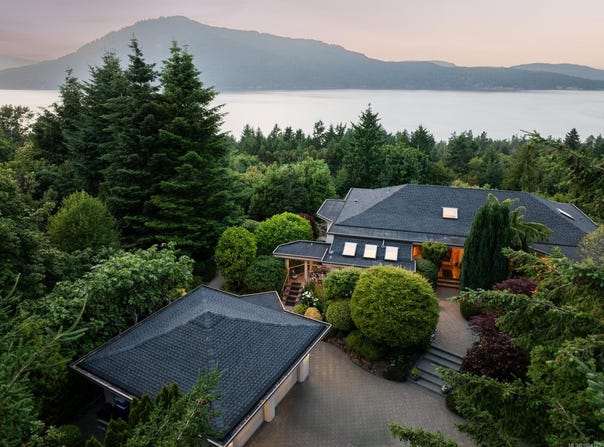 11406 Sycamore Dr, North Saanich, BC V8L 5J9
