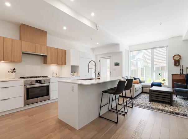 1720 Fairfield Rd 103, Victoria, BC V8S 1G3
