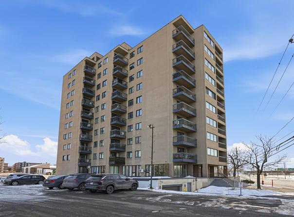 231 Rue Riverside 303, Saint-Lambert, QC J4P 1A3