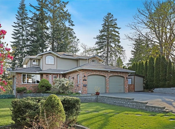 2371 Steelhead Rd, Campbell River, BC V9W 4P4