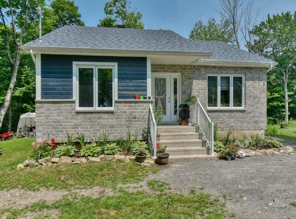 6 Rue du Coteau, Brownsburg-Chatham, QC J8G 0H3