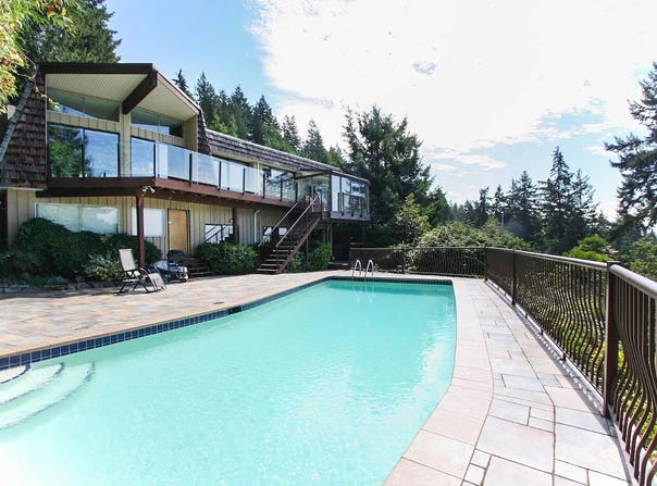 3803 Bayridge Avenue, West Vancouver, BC V7V 3J3