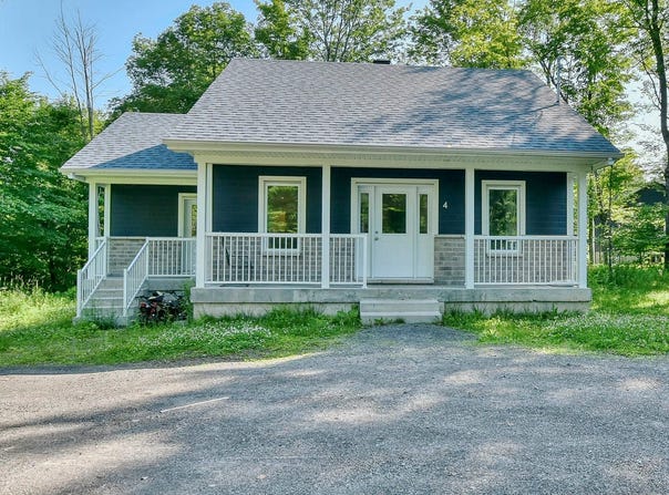 4 Rue du Coteau, Brownsburg-Chatham, QC J8G 0H3