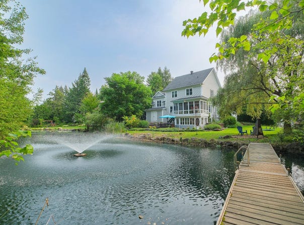 378 Rue de la Couronne, Bromont, QC J2L 2S2