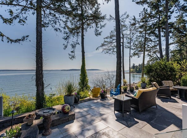 9055 Lochside Dr, North Saanich, BC V8L 1N1
