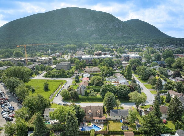 346 Rue Savoy, Mont-Saint-Hilaire, QC J3H 4V7