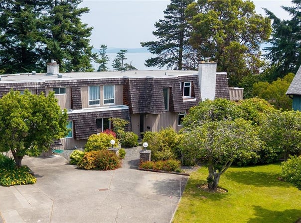 2059 Saltair Pl, Saanich, BC V8N 4S4