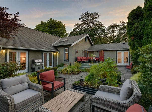 1506 McRae Ave, Saanich, BC V8P 1G5