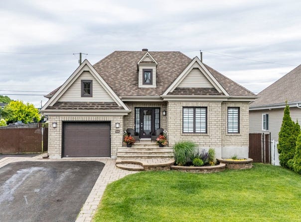 3287 Rue de l'Entaille, Sainte-Marthe-sur-le-Lac, QC J0N 1P0