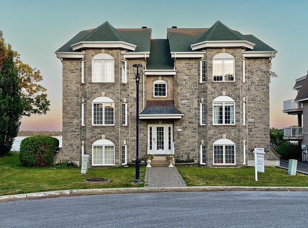 261 Rue Marineau 302, Laval (Sainte-Dorothée), QC H7X 4C8