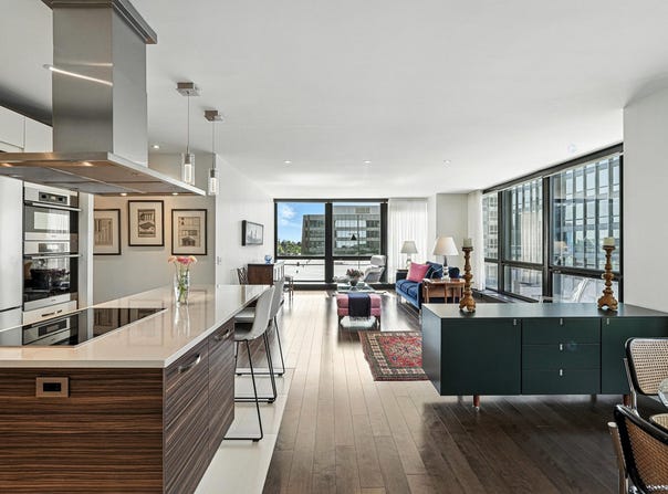 2 Rue Westmount-Square 302, Westmount, QC H3Z 2S5