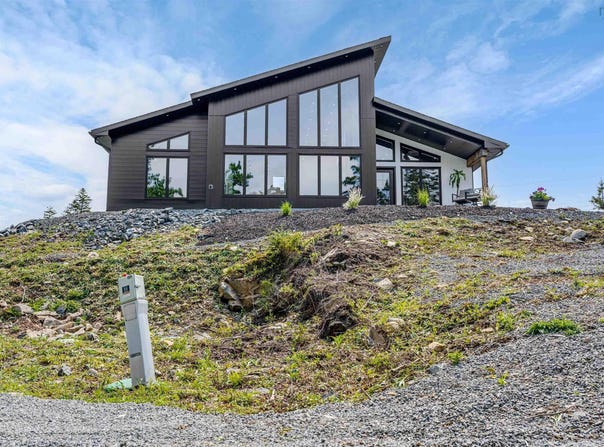 242 Heritage Way, East Uniacke, NS B0N 1Z0