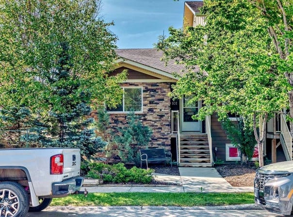 323 4 Avenue 101, Strathmore, AB T1P 1B5