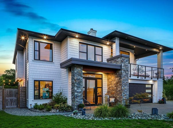 650 Lazo Rd, Comox, BC V9M 3V4