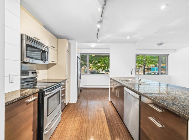 4850 Ch. de la Côte-St-Luc 17, Montréal (Côte-des-Neiges/Notre-Dame-de-Grâce), QC H3W 2G9