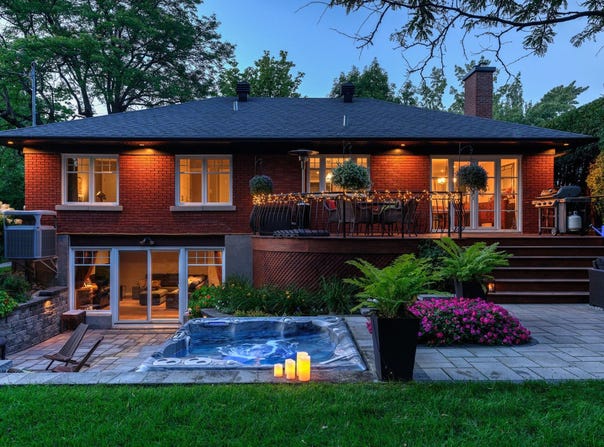121 Av. Berkley, Saint-Lambert, QC J4P 3C9