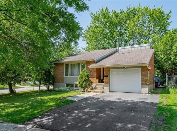 31 Mulberry Lane, Waterloo, ON N2L 5L4