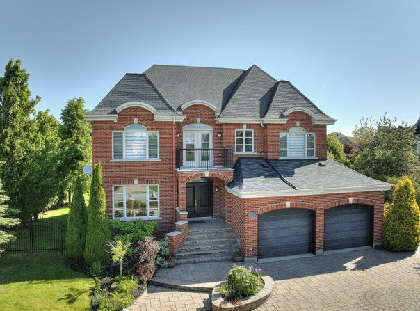 3718 Rue de Loreto, Brossard, QC J4Y 3G6